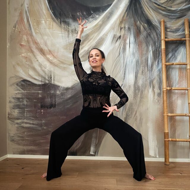 🖤 MUSTA JOOGA
Joogaa hämärämmän musiikin tahtiin since 2013

Kaikille joita kiinnostaa joogan harjoittaminen tummemmissa puitteissa. Harjoitus on rituaalinomainen mahdollisuus tutkiskella omaa hengitystä ja olemisen tapoja särmän taustamusiikin ja myyttisten tarinoiden tahtiin. 

👁️ Tapahtumia järjestetään kahdeksalla eri paikkakunnalla säännöllisesti! Online-eventtejä on noin kerran kuussa. Löydät kaikki ajankohtaiset tapahtumat nettikaupastani:
www.merimort.com/shop 

🔥 Mahdollisuus tilata yritys/yksityis-tunteja! Polttarit, synttärit, tyky-päivät. Festarit, bileet, rituaalit. 
Kaikki kyselyt: merimort@gmail.com

🙏🏼 Musta jooga on trademarkattu joogamuoto ja lempilapseni. 

@mustajooga #joogaonuusimusta #sieluntyö #varjotyöskentely #metallipää